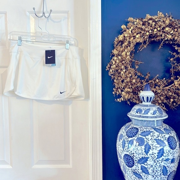 NWT Women’s Nike Dri-Fit White Polyester & Spandex Golf Tennis’s Skort Size M - Picture 1 of 8